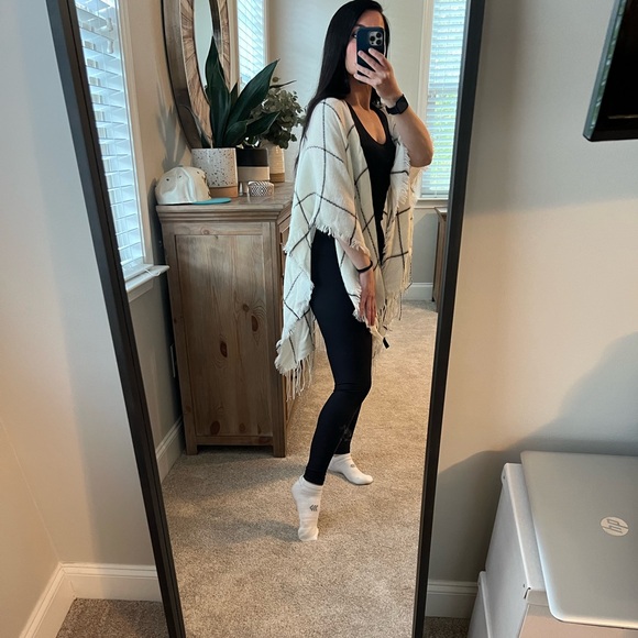 Women’s Wrap Shawl - Picture 5 of 9